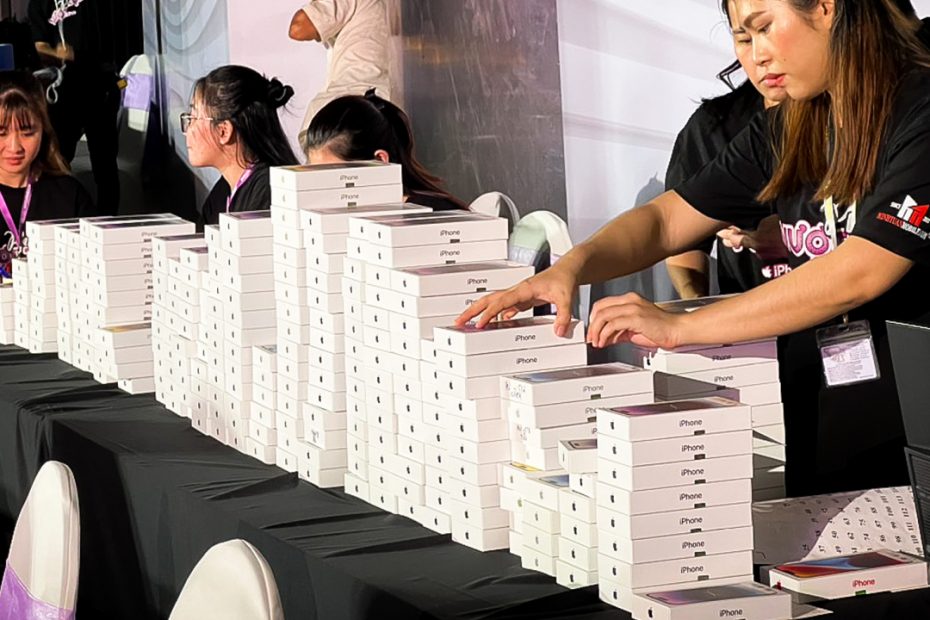 Vietnamese are spending trillions of dongs to buy iPhones with a 14-day discount