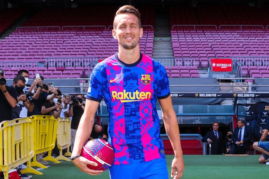 LUUK DE JONG'S FIRST TOUCHES IN THE CAMP NOU WEARING THE NEW BARÇA JERSEY!!